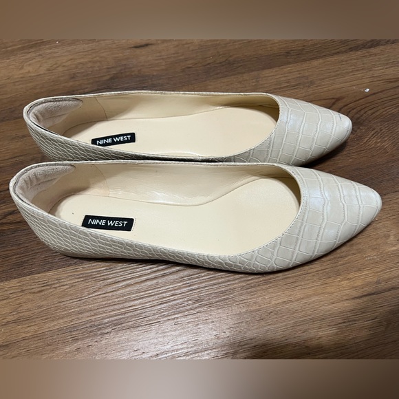 Nine West NEW Off-White Reptile Textured Almond Toe Flats - Picture 4 of 7